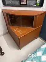 Corner table