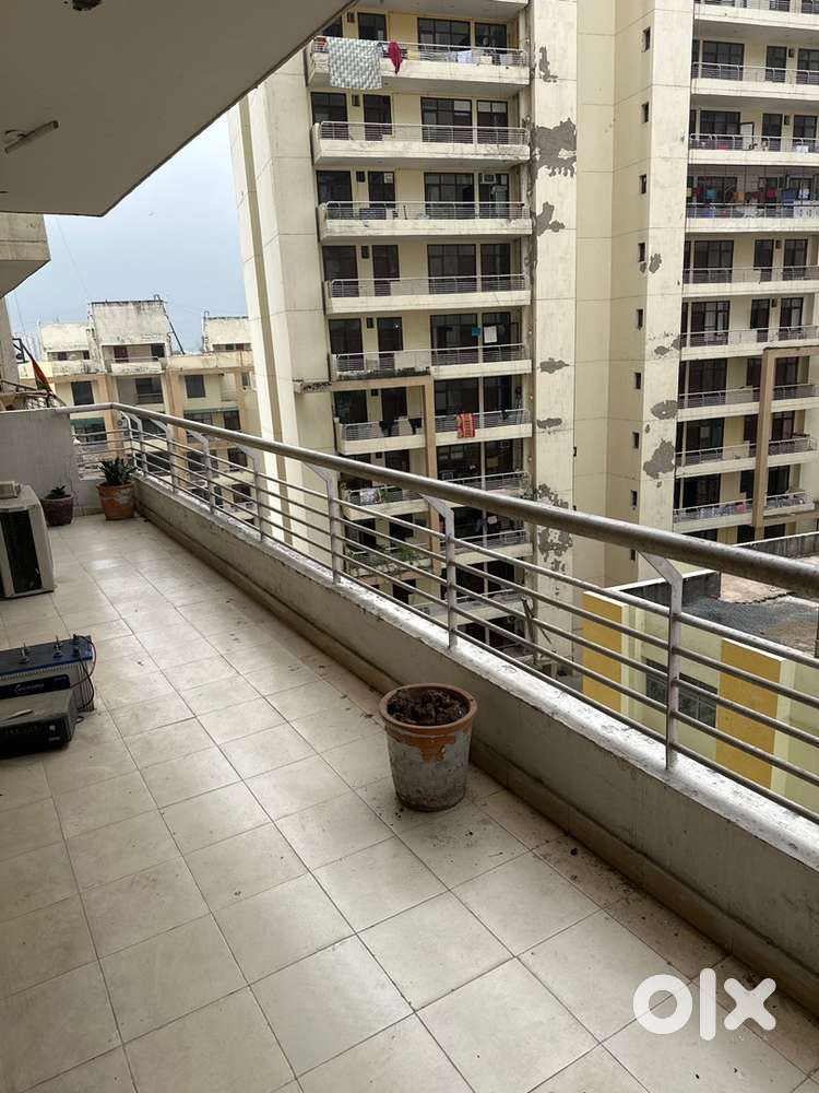 two room set hai flat aadha dena hai kiraye pr