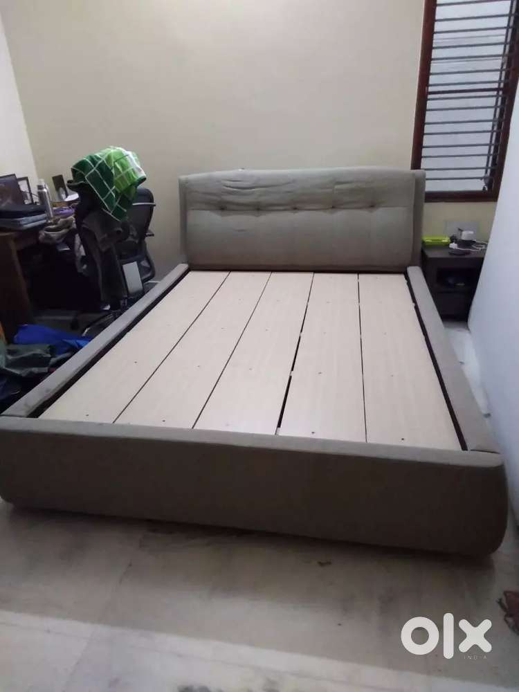 Queen size urban ladder bed