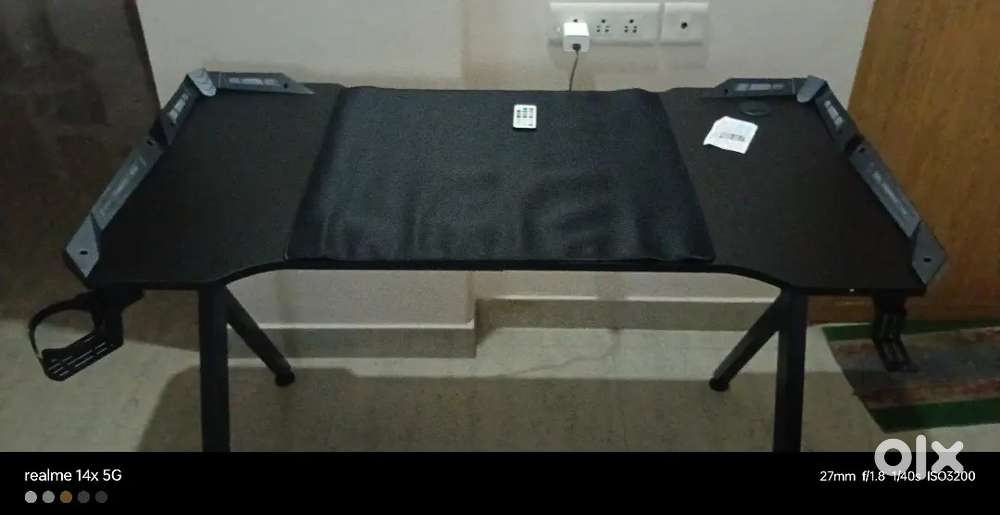 RECLINER GAMINGp poCHAIR AND RGB LIGHT CARBON FIBRE GAMING TABLE