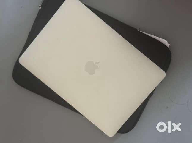MacBook Pro M2 13 Inch + Touchbar (8GB/512GB)