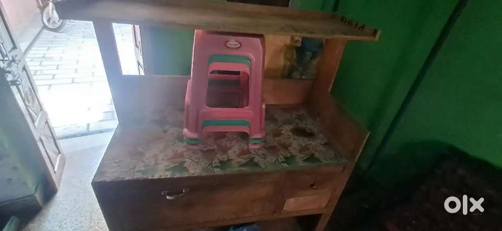 Bahut accha h sell karna h Counter with 4 estul