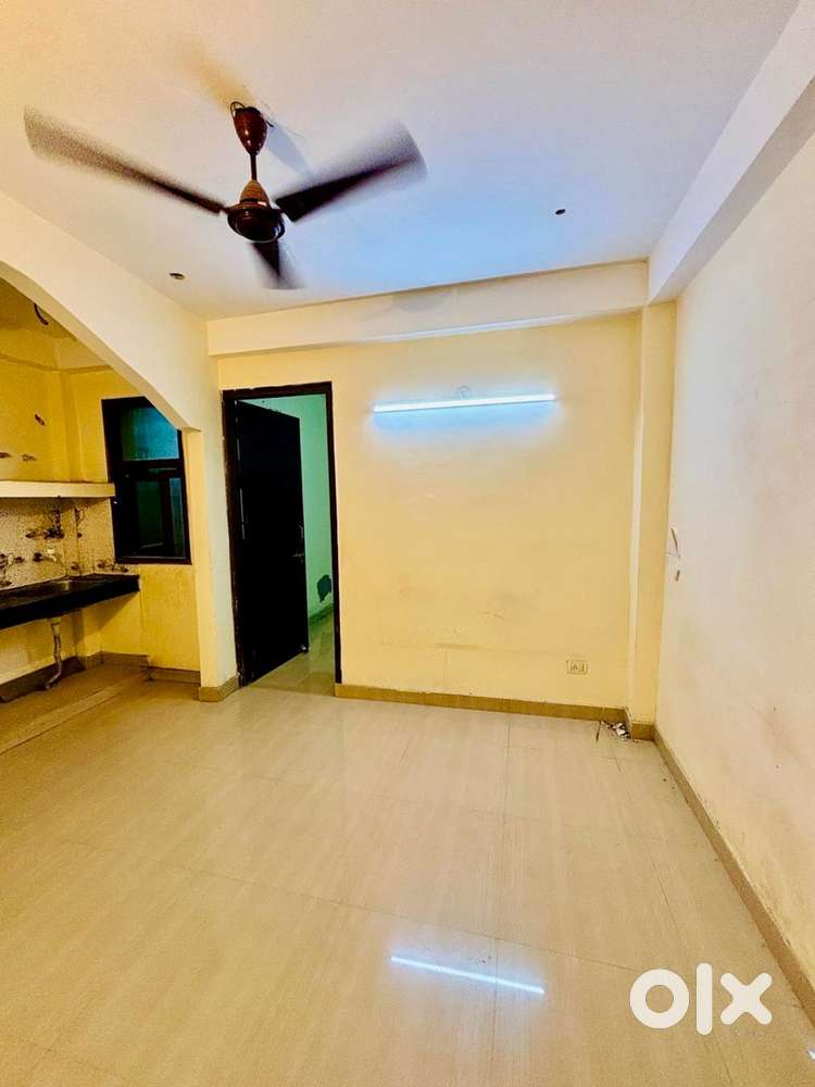 1 BHK Flat available for Rent Near Ghitorni Metro Station & Market.