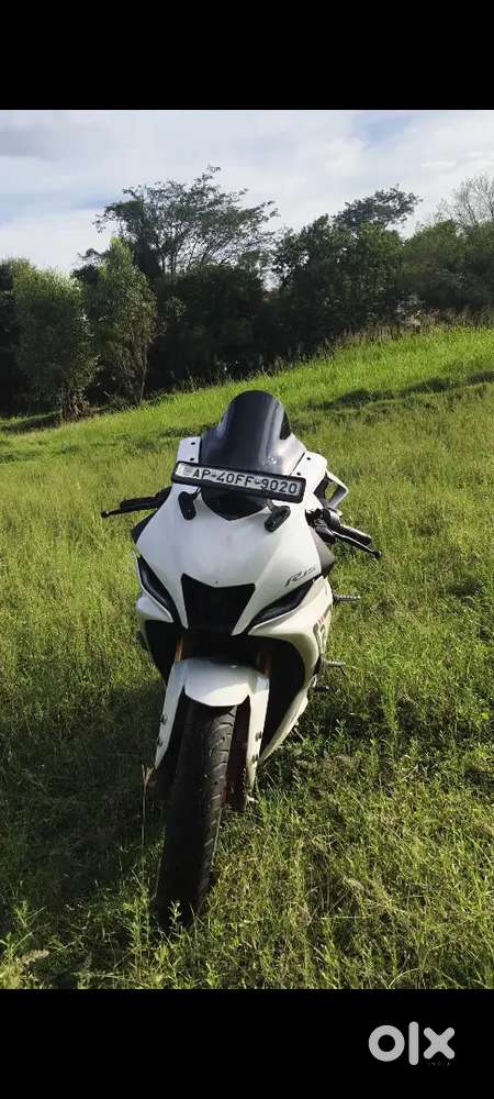 R15 V4 WHITE colour