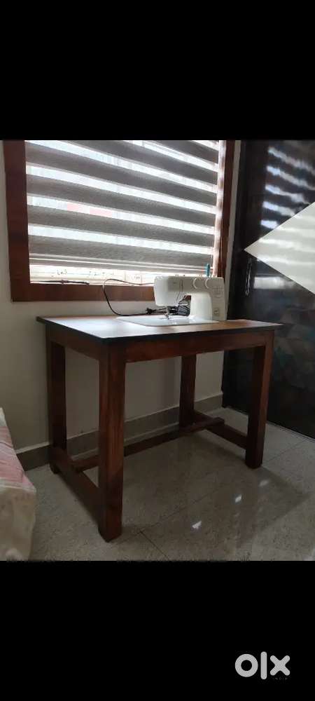 Stitching machine table