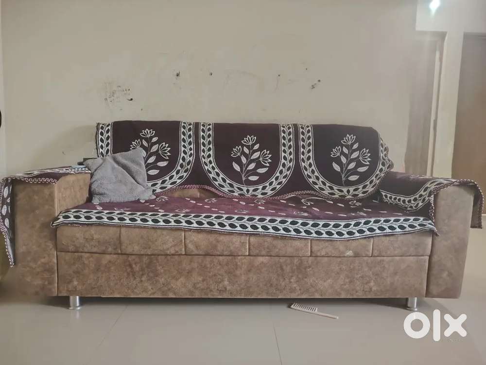 3+2 sofa set new condition 8 month old