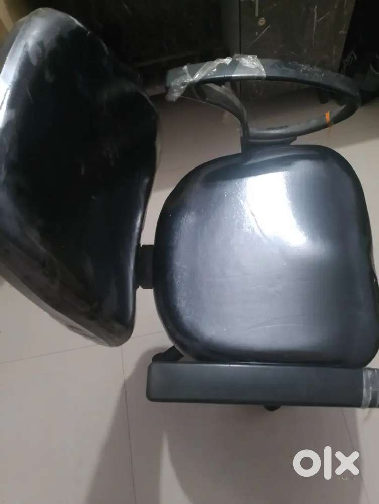 Ye computer chair hai. Or library me bhi use krne ke liye hai.