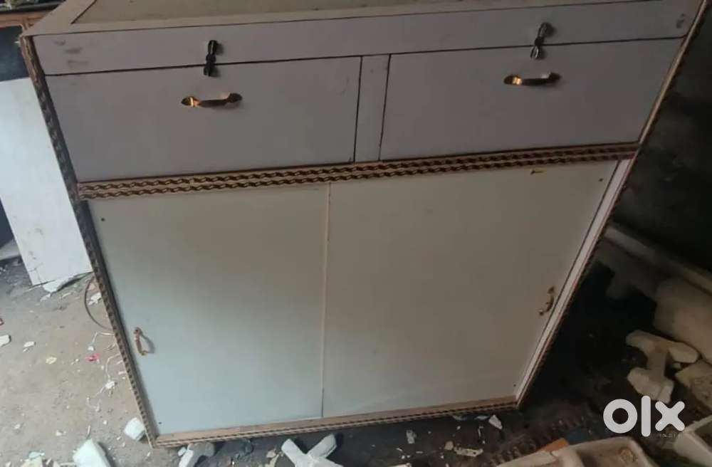 I m selling my 2 display shop counter