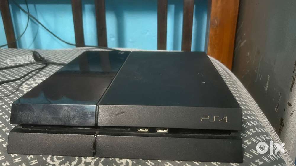 Ps4 500GB WITH 12 GAMES