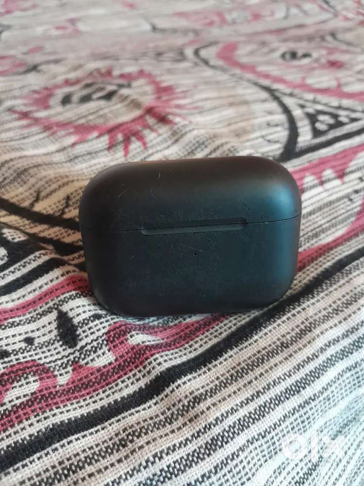 Apple ear pods  black edition only at ₹7999/-