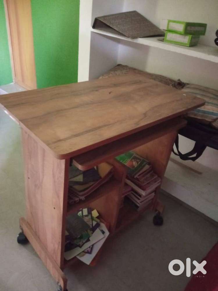 4 New Office Tables & 4 New PCs for Sale – Excellent Condition