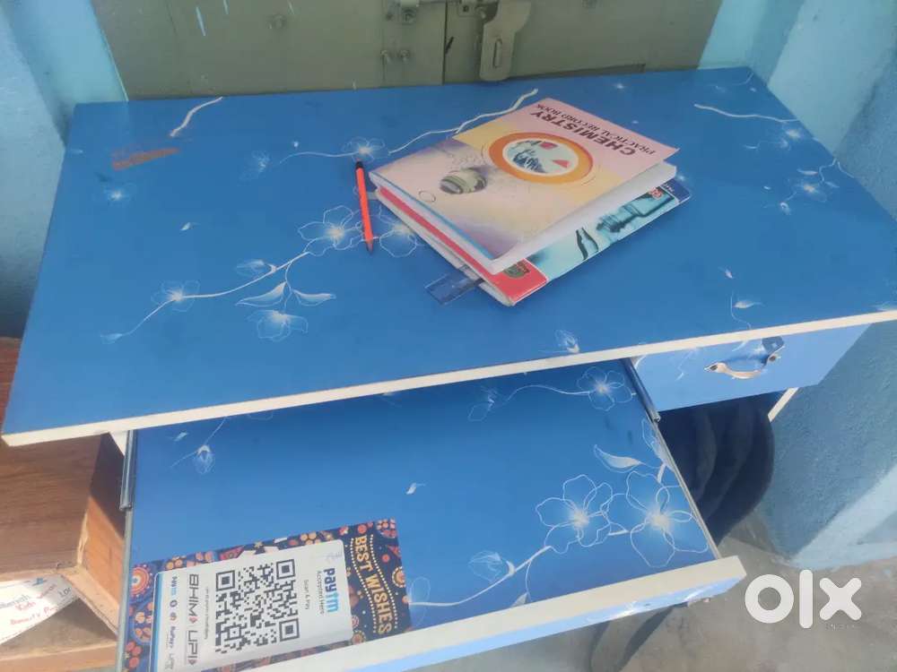 Tablet with computer keyboard desk desk and drow full neet condition