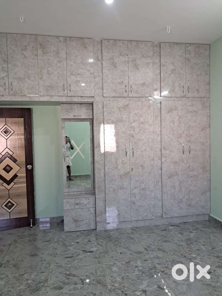 3 BHK semifurnished flat with car parking facility