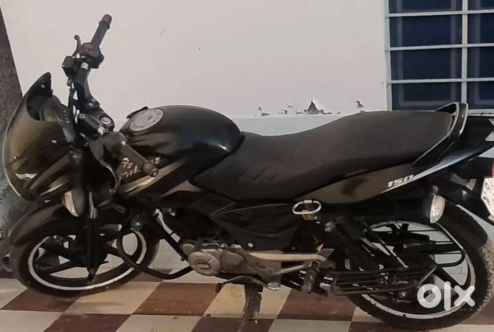 Balack clr pulsar 150