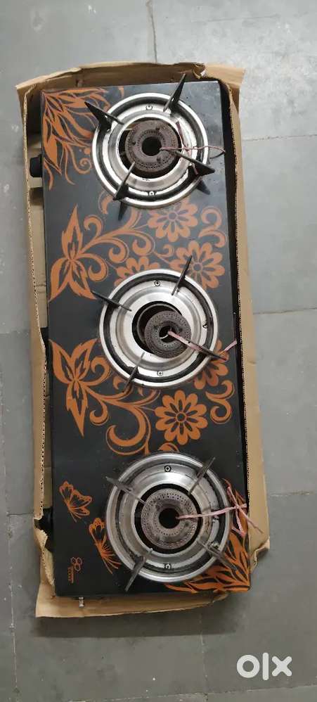 Gas stove with 3 burners