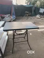 Folding table