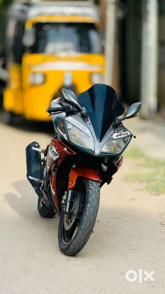 YAMAHA R15 V2