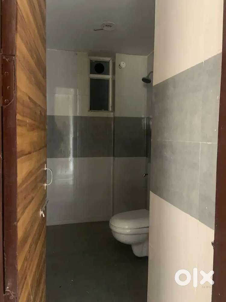 5 marla , triple story, corner,b road , freehold 8 Sec posh area