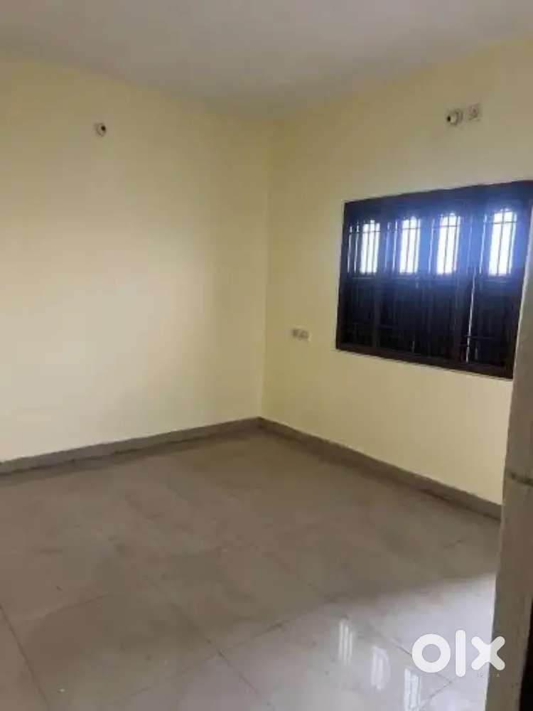 Single big room with common washroom ,single bed available.