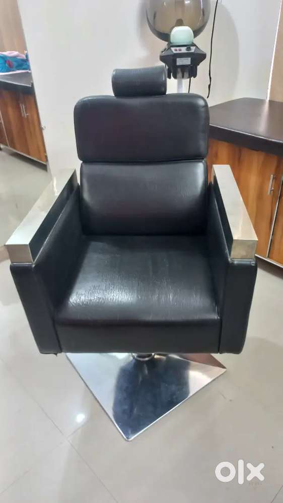 Saloon chair