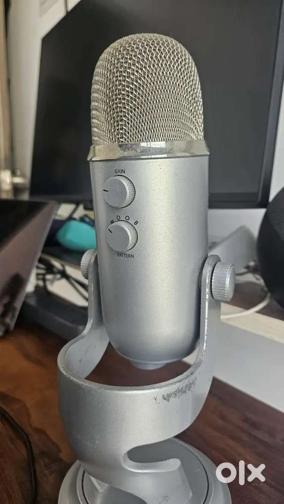 Selling blue yeti microphone at a really affordable price of ₹6700!!
