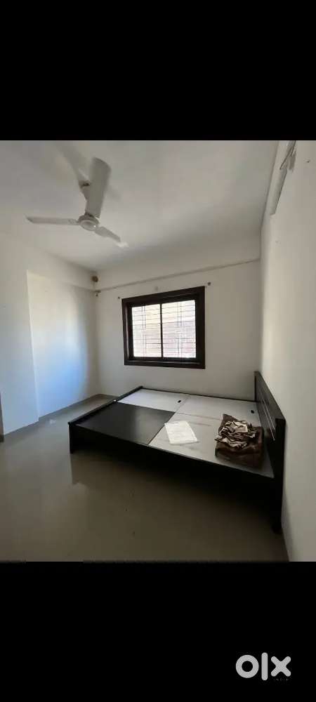 3bhk Semi furnished flat for rent independent Bengali square*Khajarana