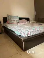 Double bed with storage box, low floor with side platform