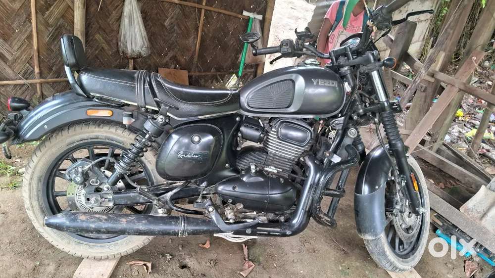 Yezdi roadster 334cc biack coloer