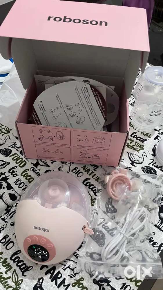 Wearable handsfree Milk pump and philips avnet milk bottle