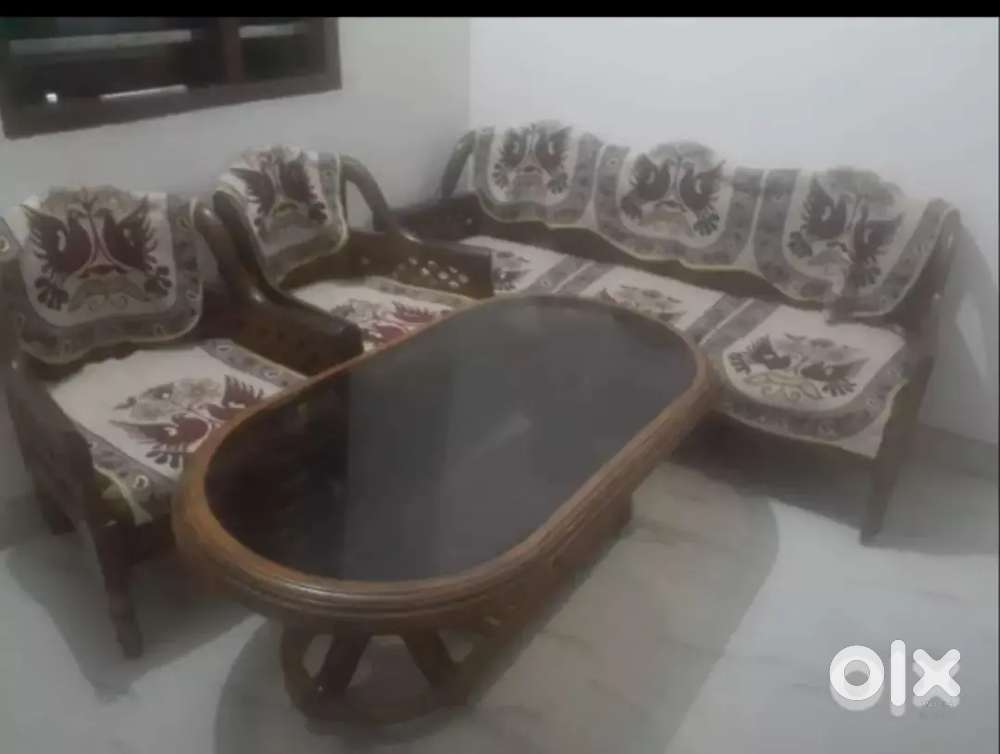 Yeh sofa or table sangwan lakdi ka h or ye bilkul shi condition m h
