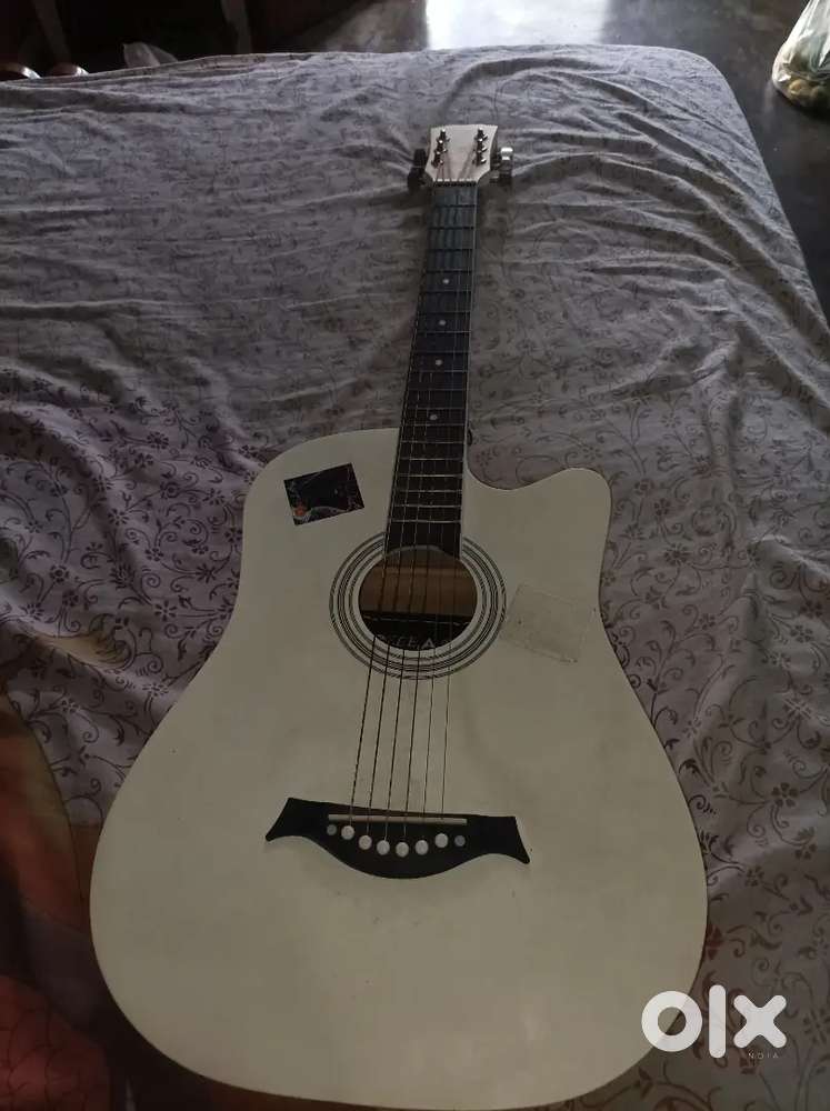 Bellear Guitar with free capo ,free plecktrums and with guitar cover