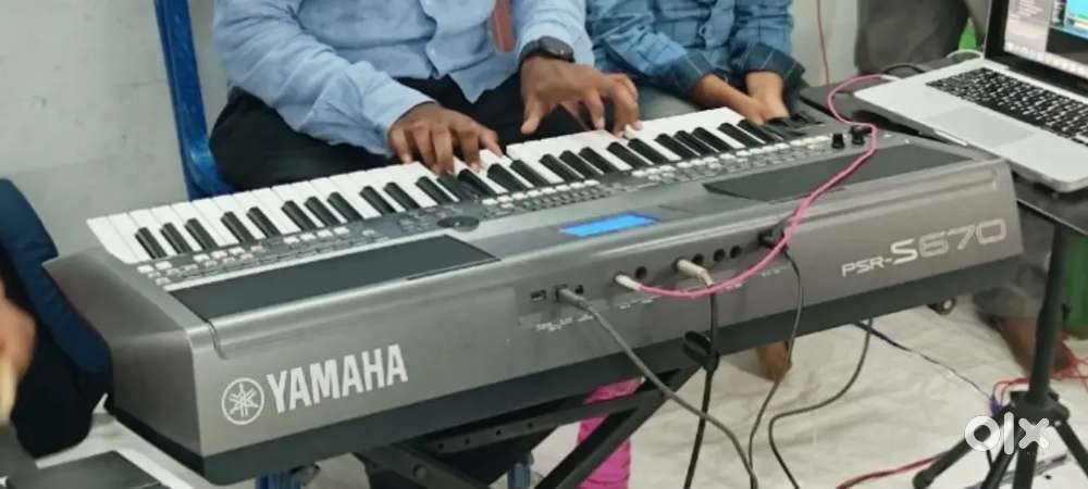 YAMAHA PSR S670 MUSIC KEYBOARD FOR SALE