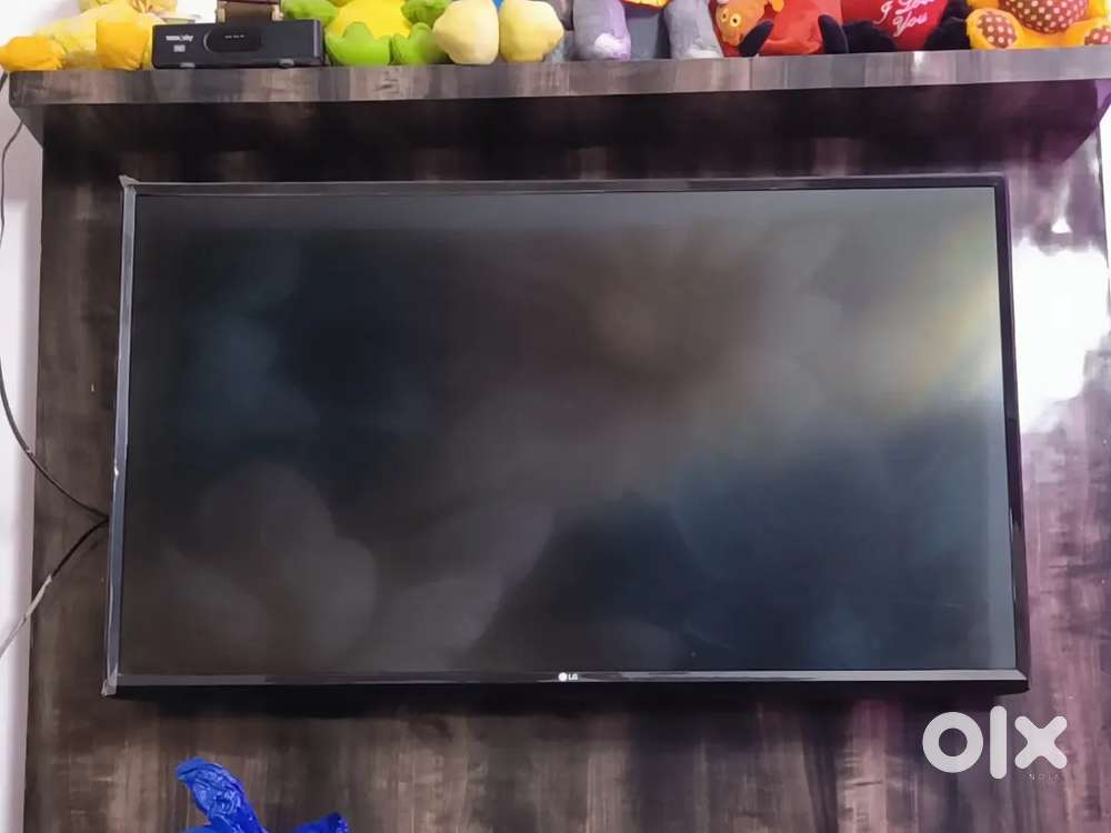 Selling LED LG TV non-smart 43 inches