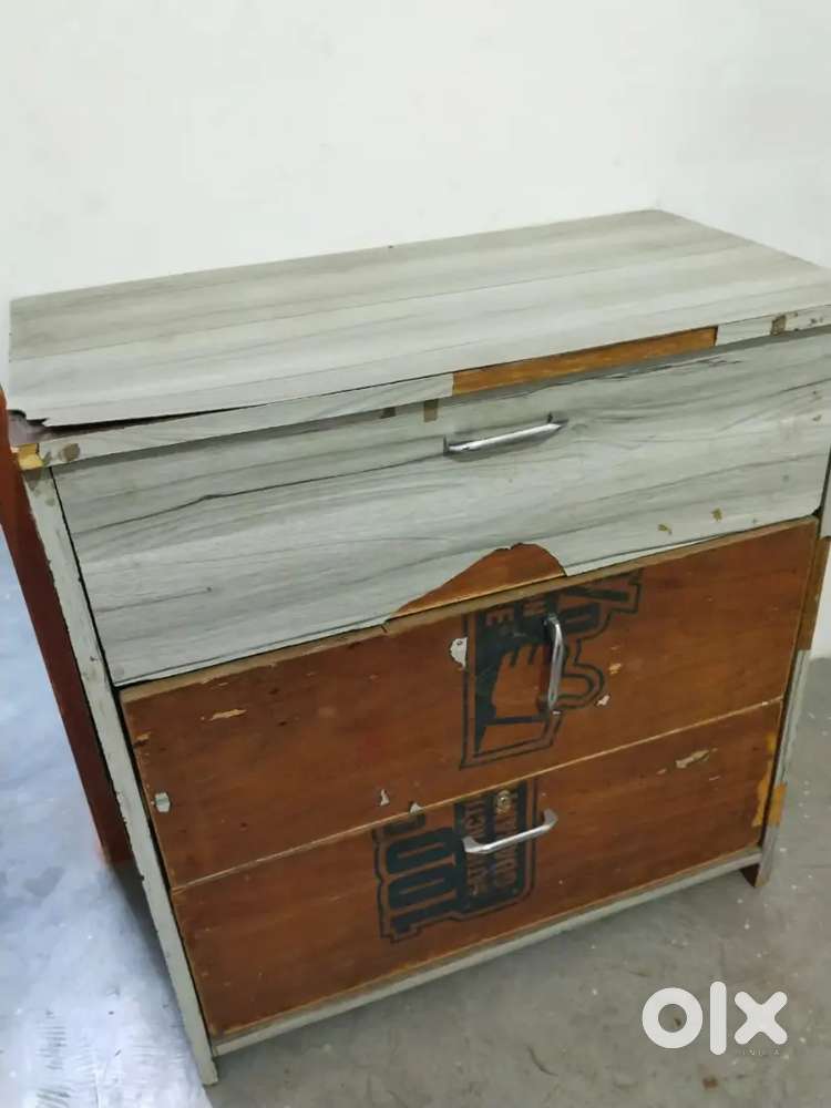 सेकंड हैंड टेबल ड्रॉर तीन खाने वाला