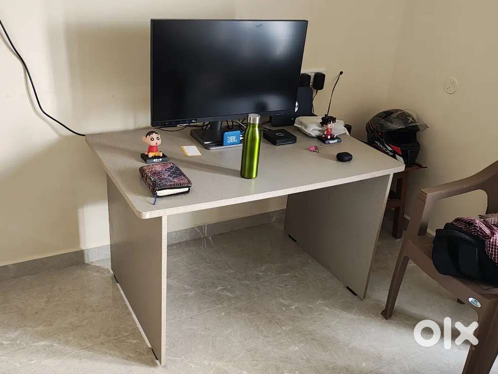 Computer/Study table with two cable organizer racks