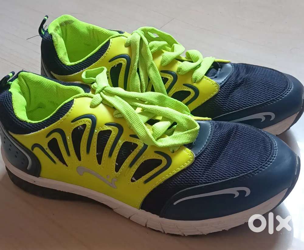 2 Sport shoes size 8