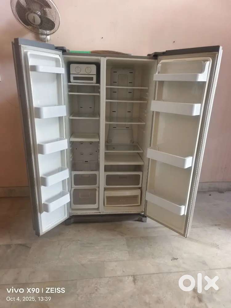 SAMSUNG SIDE BY SIDE REFRIGERATOR