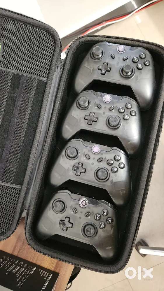 Wireless Game Controllers (4x) + Carrying Case