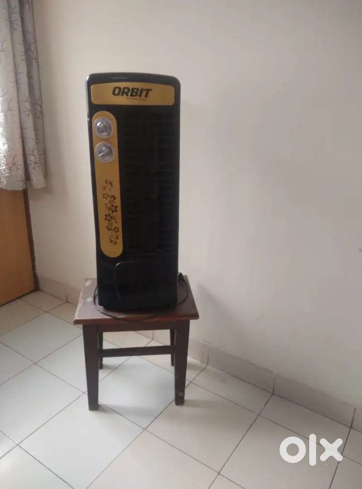 Cooler fan w/o water i with wooden stool