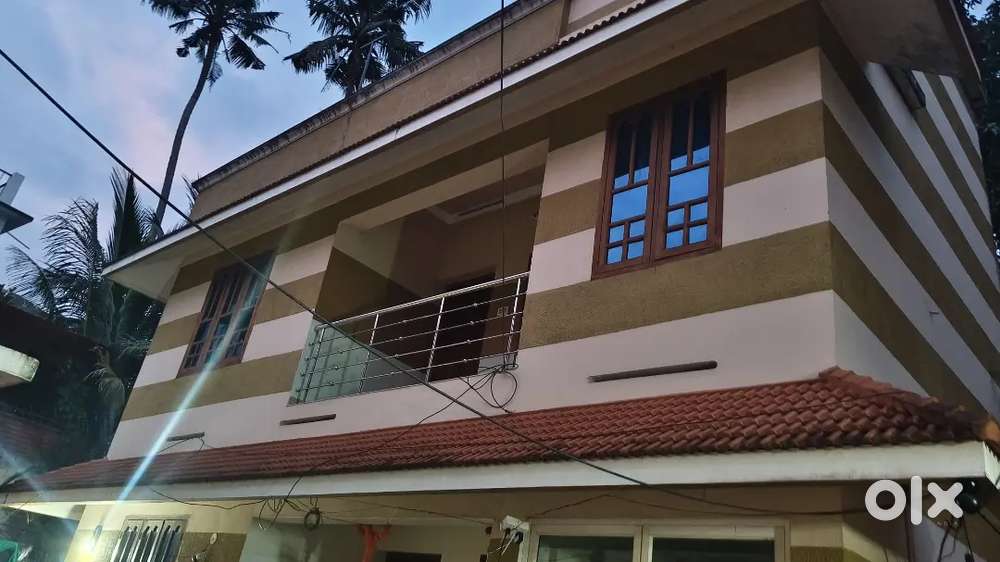 നാലഞ്ചിറ  മണ്ണന്തല റോഡിൽ 2 bhk first floor attached bathroom carparki