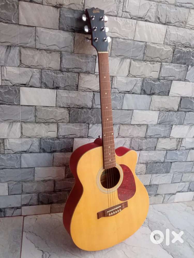 Guitar in excellent condition. rice 10000k but selling price only 6000