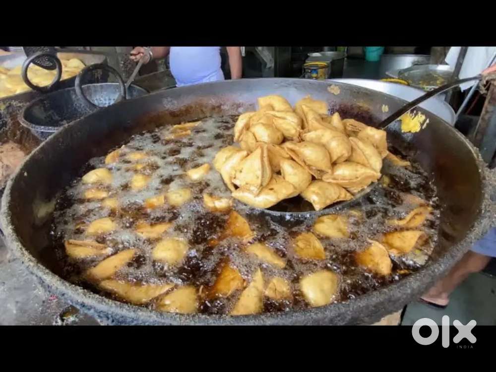 समोसा बनाने के लिए एक कारीगर चाहिए