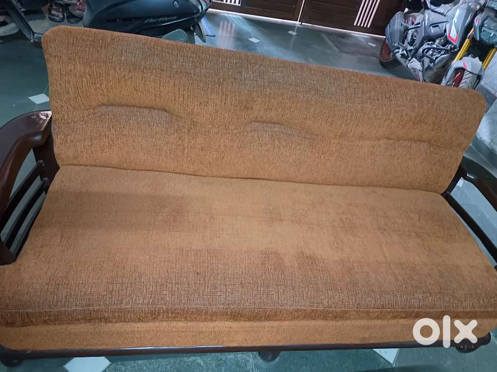 Sofa Set with 2 Chairs – Good Condition