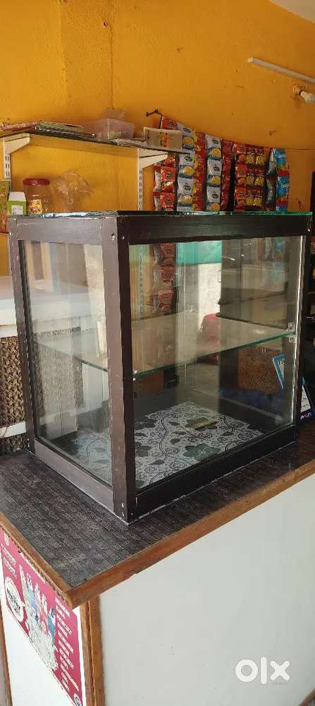 Glass display counter