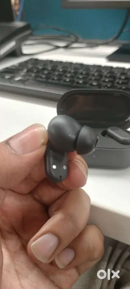 Ear buds - 4 months used - warranty available