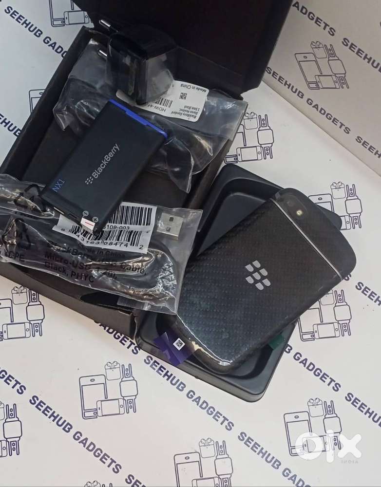New Blackberry Q10 with all accessories and box with bill and warranty