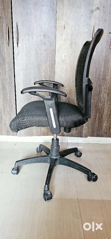 Rotating Office Chair.Adjustable height. Perfect condition.