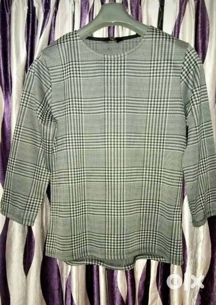 Women’s Checked Top – Size M (Good Condition)