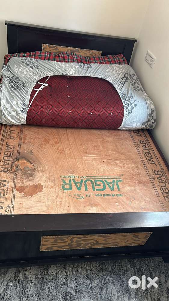 4*6 heaby bed with 2 mattress and tv unit