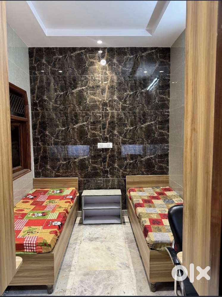 Pg in Mukherjee nagar near batra